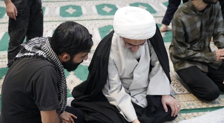 قاب هایی زیبا از حضور امام جمعه بوشهر در حلقه متعکفین