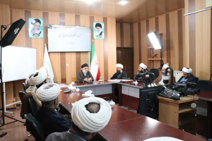 حجت‌الاسلام حسینی در نشست اساتید و مبلغان حوزه علمیه کرمان به تبیین توصیه‌های اخلاقی و ویژگی‌های سلوکی و علمی رهبر معظم انقلاب پرداخت.