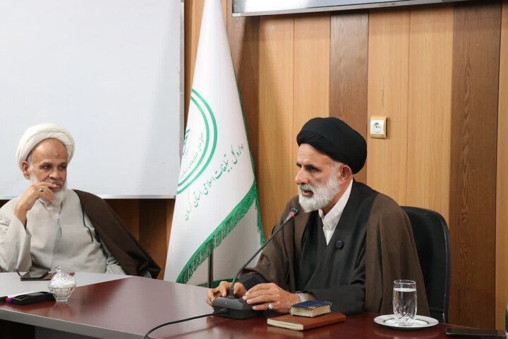 حجت‌الاسلام حسینی در نشست اساتید و مبلغان حوزه علمیه کرمان به تبیین توصیه‌های اخلاقی و ویژگی‌های سلوکی و علمی رهبر معظم انقلاب پرداخت.