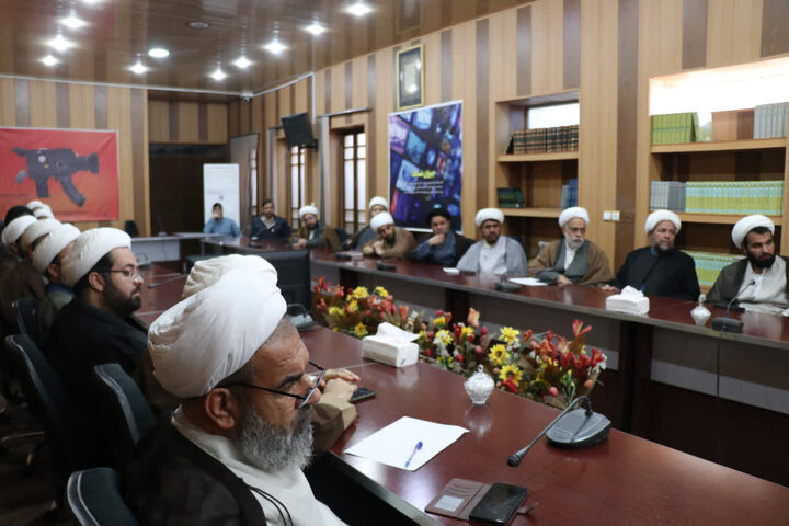 حجت‌الاسلام حسینی در نشست اساتید و مبلغان حوزه علمیه کرمان به تبیین توصیه‌های اخلاقی و ویژگی‌های سلوکی و علمی رهبر معظم انقلاب پرداخت.