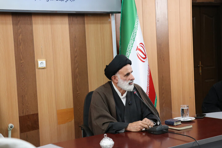 حجت‌الاسلام حسینی در نشست اساتید و مبلغان حوزه علمیه کرمان به تبیین توصیه‌های اخلاقی و ویژگی‌های سلوکی و علمی رهبر معظم انقلاب پرداخت.