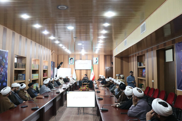 حجت‌الاسلام حسینی در نشست اساتید و مبلغان حوزه علمیه کرمان به تبیین توصیه‌های اخلاقی و ویژگی‌های سلوکی و علمی رهبر معظم انقلاب پرداخت.