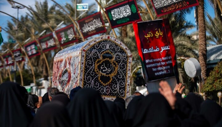 تشييع النعش الرمزي للسيدة زينب (عليها السلام) في كربلاء