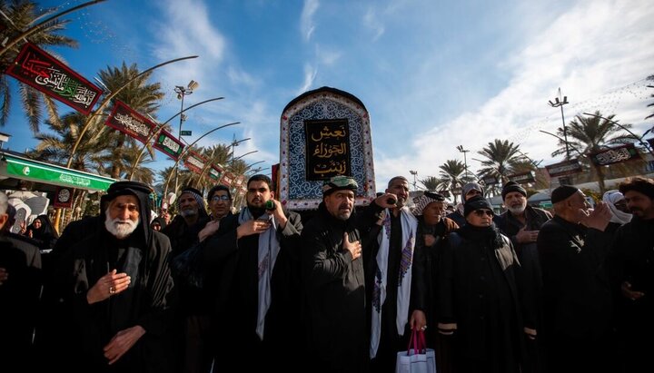 تشييع النعش الرمزي للسيدة زينب (عليها السلام) في كربلاء