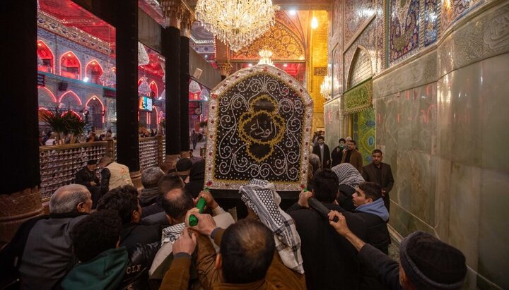 تشييع النعش الرمزي للسيدة زينب (عليها السلام) في كربلاء