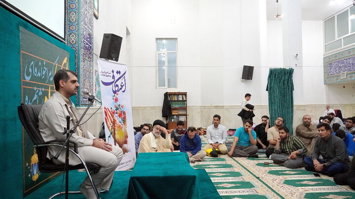 تصاویر/ برگزاری مراسم معنوی اعتکاف در مسجد دانشگاه آزاد قم