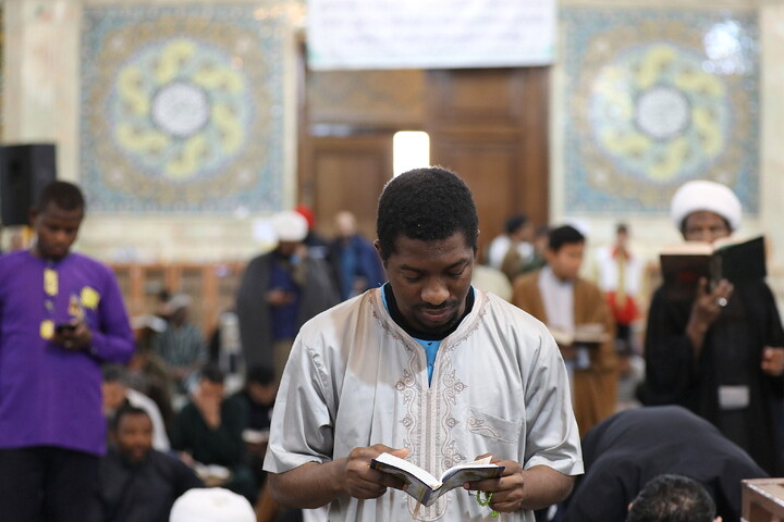 تصاویر/ اعمال ام داوود در حرم حضرت معصومه(س) و مسجد امام حسن عسکری (ع)