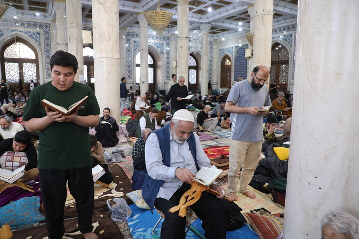 تصاویر/ اعمال ام داوود در حرم حضرت معصومه(س) و مسجد امام حسن عسکری (ع)