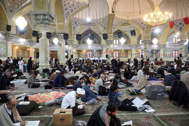 تصاویر/ اعمال ام داوود در حرم حضرت معصومه(س) و مسجد امام حسن عسکری (ع)