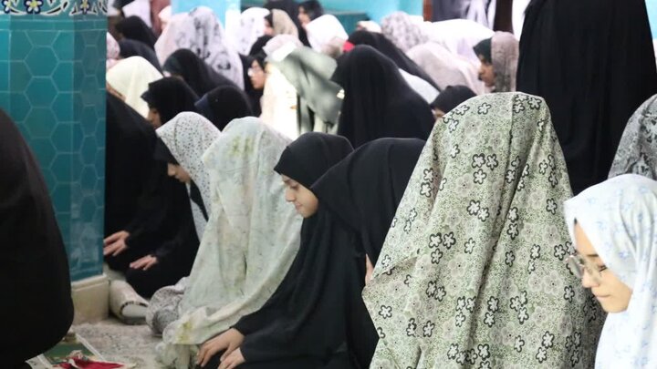 تصاویر/ دیدار استاندار و مسئولان یزد با دانش آموزان معتکف