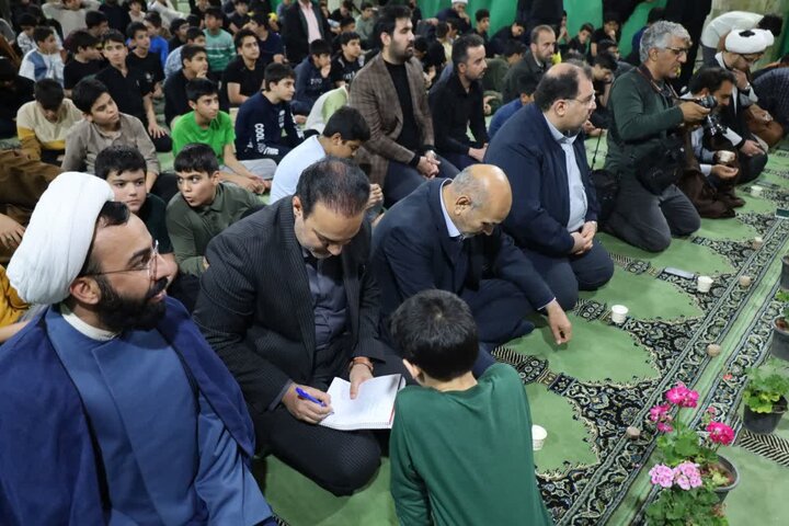 تصاویر/ دیدار استاندار و مسئولان یزد با دانش آموزان معتکف