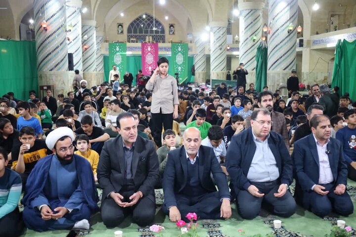 تصاویر/ دیدار استاندار و مسئولان یزد با دانش آموزان معتکف