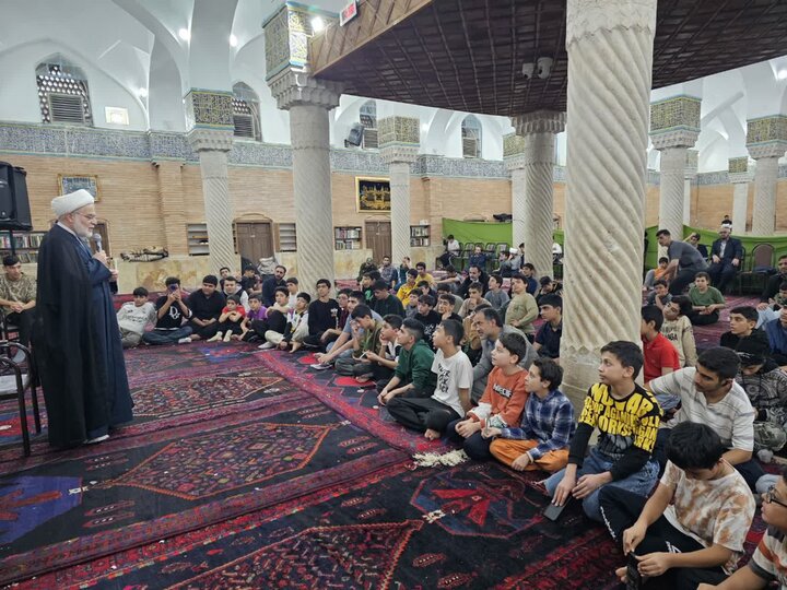 تصاویر/ حضور نماینده ولی‌فقیه در  کردستان، با حضور در معتکفین مسجد جامع شهرستان سنندج