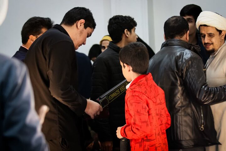 پذیرش و استقبال از دانش‌آموزان در ابتدای اعتکاف و برگزاری حلقه آشنایی، با حضور و بازدید صمیمانه امام جمعه شهرستان زرند و شهردار این شهر از برنامه اعتکاف دانش‌آموزی مدرسه علمیه جعفریه.