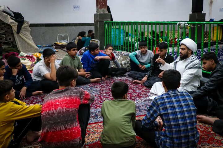 پذیرش و استقبال از دانش‌آموزان در ابتدای اعتکاف و برگزاری حلقه آشنایی، با حضور و بازدید صمیمانه امام جمعه شهرستان زرند و شهردار این شهر از برنامه اعتکاف دانش‌آموزی مدرسه علمیه جعفریه.