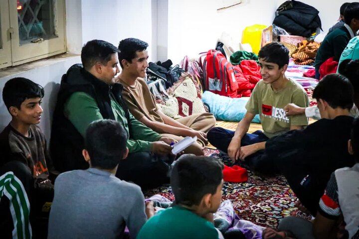 پذیرش و استقبال از دانش‌آموزان در ابتدای اعتکاف و برگزاری حلقه آشنایی، با حضور و بازدید صمیمانه امام جمعه شهرستان زرند و شهردار این شهر از برنامه اعتکاف دانش‌آموزی مدرسه علمیه جعفریه.