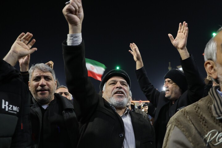 تصاویر/ اجتماع خودجوش مــردم و بازاریان قـــم در اعتراض به اغتشاشات اخیر در حرم مطهر حضرت معصومه(س)