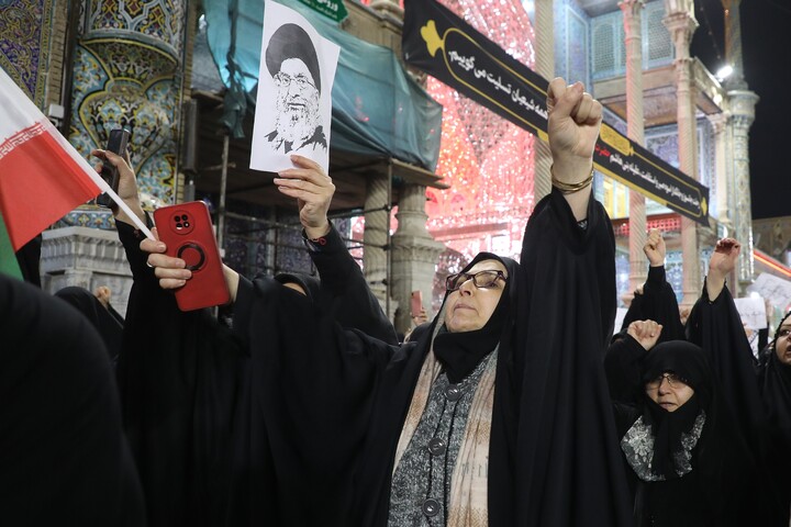 تصاویر/ اجتماع خودجوش مــردم و بازاریان قـــم در اعتراض به اغتشاشات اخیر در حرم مطهر حضرت معصومه(س)