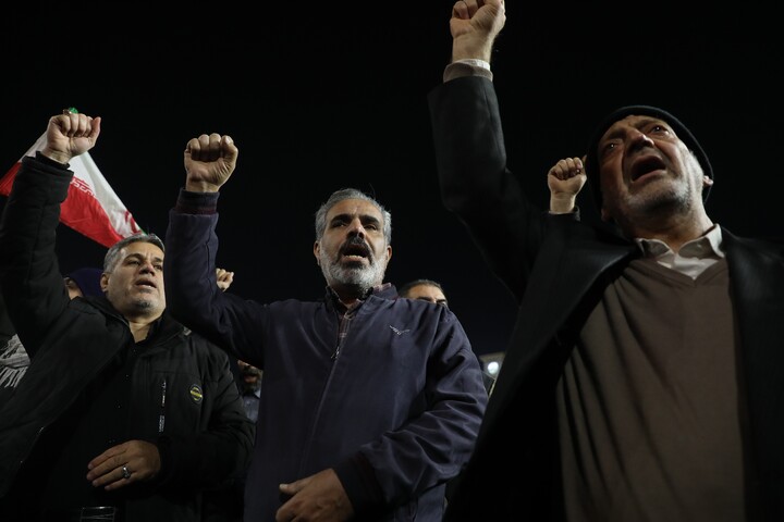 تصاویر/ اجتماع خودجوش مــردم و بازاریان قـــم در اعتراض به اغتشاشات اخیر در حرم مطهر حضرت معصومه(س)