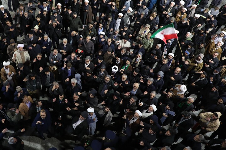 تصاویر/ اجتماع خودجوش مــردم و بازاریان قـــم در اعتراض به اغتشاشات اخیر در حرم مطهر حضرت معصومه(س)