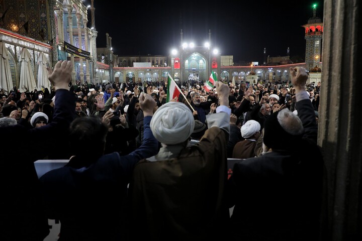 تصاویر/ اجتماع خودجوش مــردم و بازاریان قـــم در اعتراض به اغتشاشات اخیر در حرم مطهر حضرت معصومه(س)