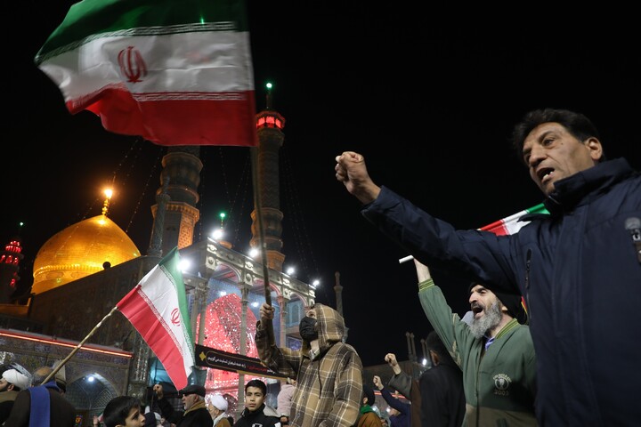 تصاویر/ اجتماع خودجوش مــردم و بازاریان قـــم در اعتراض به اغتشاشات اخیر در حرم مطهر حضرت معصومه(س)