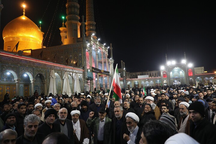 تصاویر/ اجتماع خودجوش مــردم و بازاریان قـــم در اعتراض به اغتشاشات اخیر در حرم مطهر حضرت معصومه(س)