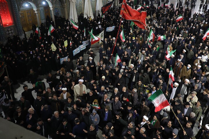 تصاویر/ اجتماع خودجوش مــردم و بازاریان قـــم در اعتراض به اغتشاشات اخیر در حرم مطهر حضرت معصومه(س)