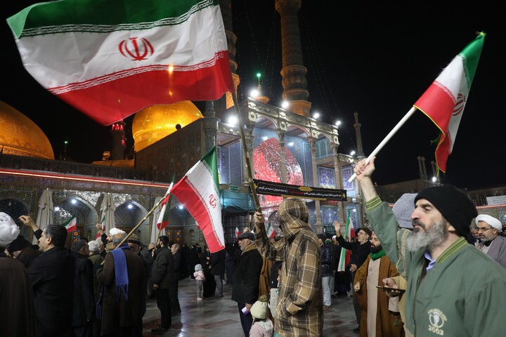 تصاویر/ اجتماع خودجوش مــردم و بازاریان قـــم در اعتراض به اغتشاشات اخیر در حرم مطهر حضرت معصومه(س)