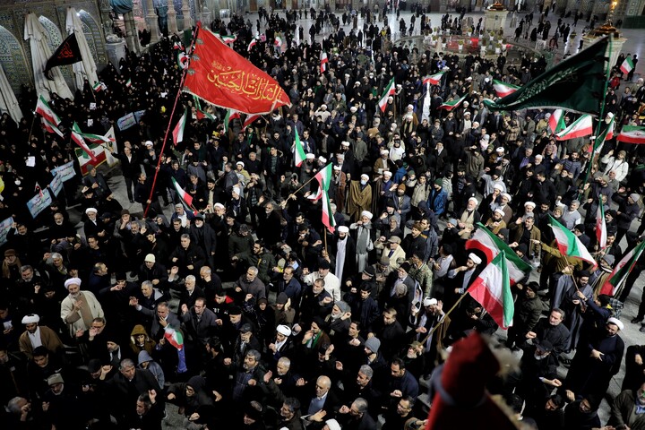 تصاویر/ اجتماع خودجوش مــردم و بازاریان قـــم در اعتراض به اغتشاشات اخیر در حرم مطهر حضرت معصومه(س)