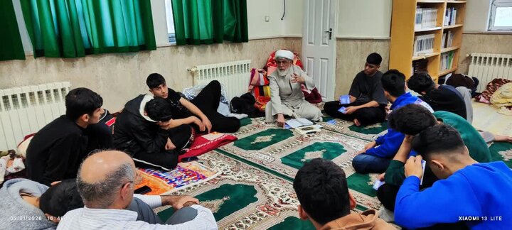 تصاویر/برگزاری حلقه‌های «زندگی با آیه‌ها» در بین معتکفین مساجد  کامیاران