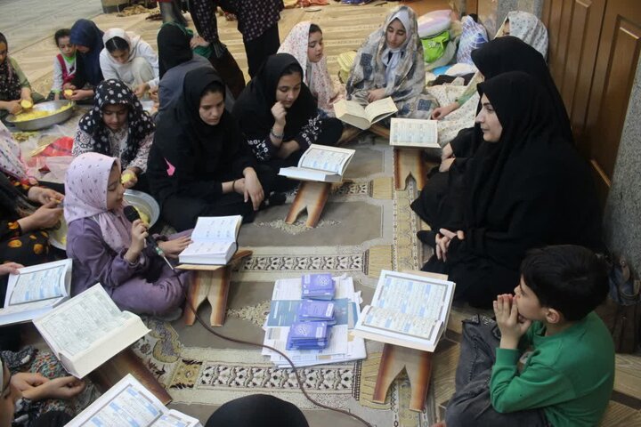 تصاویر/برگزاری حلقه‌های «زندگی با آیه‌ها» در بین معتکفین مساجد  کامیاران