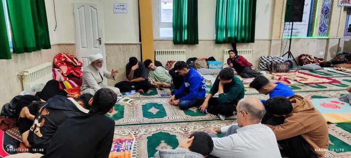 تصاویر/برگزاری حلقه‌های «زندگی با آیه‌ها» در بین معتکفین مساجد  کامیاران