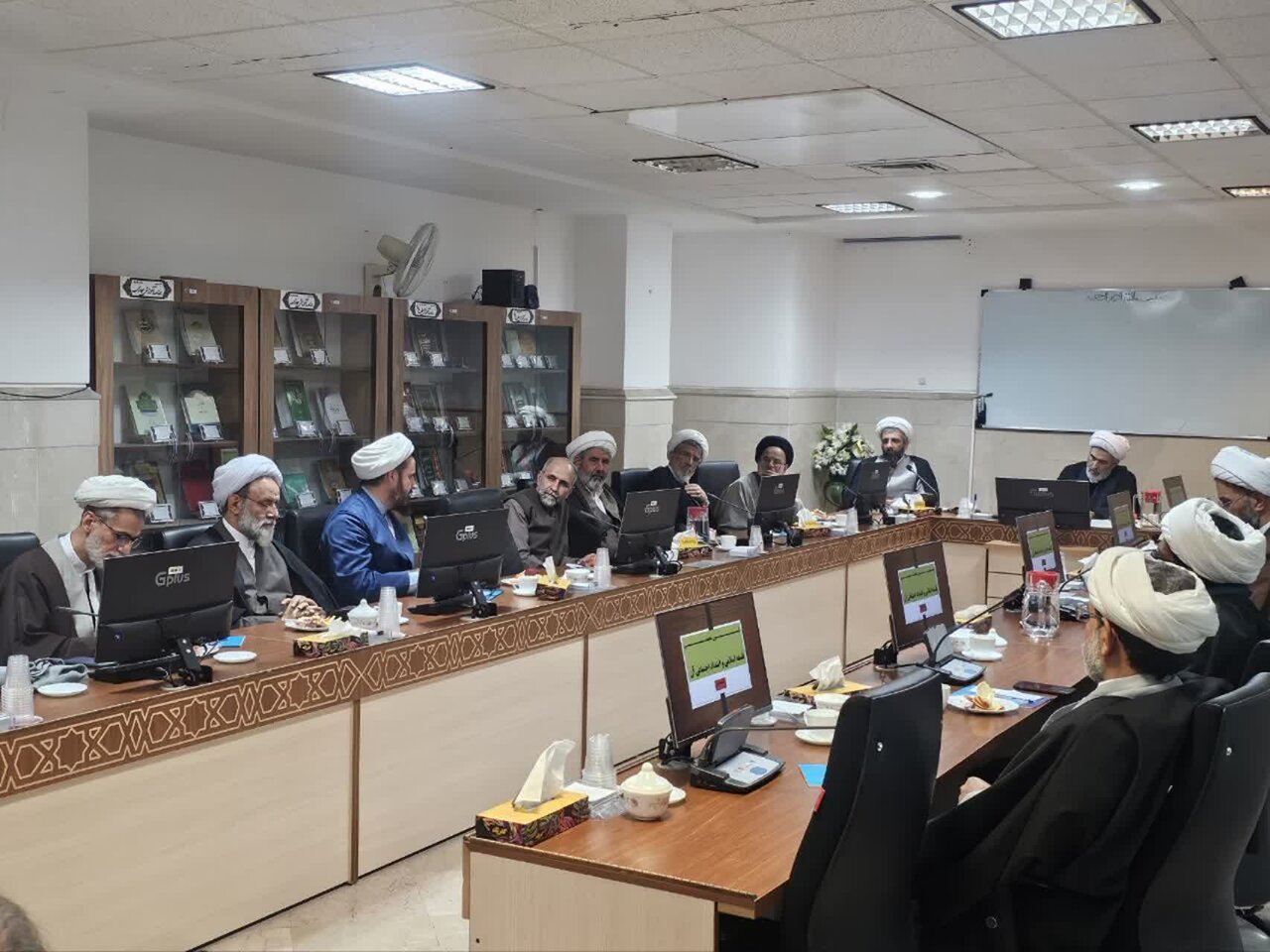 نشست اساتید فلسفه برای «تضارب آرا در چیستی فلسقه و امتداد اجتماعی و راهکارهای تحقق آن نشست اساتید فلسفه برای «تضارب آرا در چیستی فلسقه و امتداد اجتماعی و راهکارهای تحقق آن