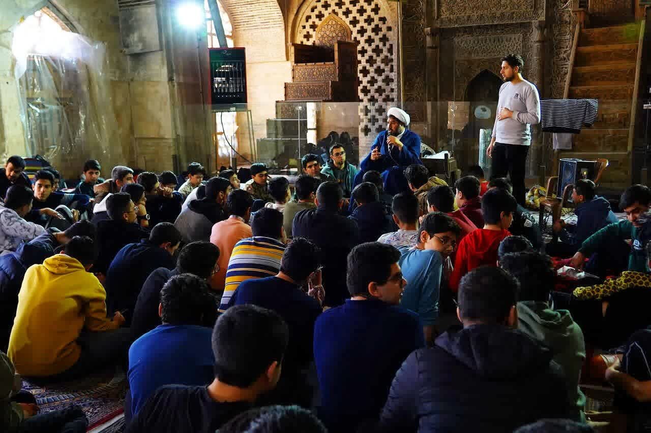 پاسخگویی میدانی به شبهات و سوالات دینی در مراسم معنوی اعتکاف + عکس