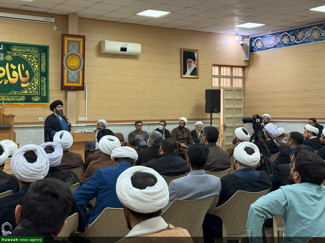 فیلم| نشست صمیمی امام جمعه زنجان با طلبه معلم‌های استان زنجان
