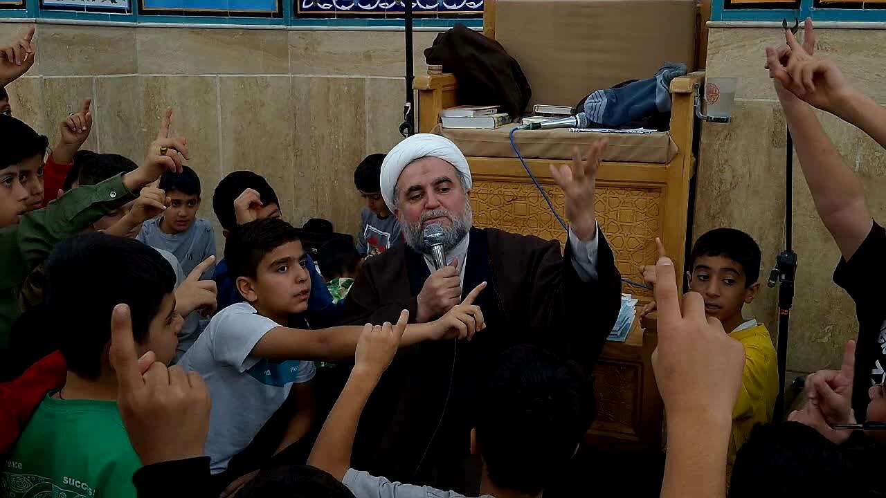 تصاویر | دیدار و گفت‌وگوی صمیمانه معاون تبلیغ حوزه علمیه قم با معتکفین دانش‌آموزی