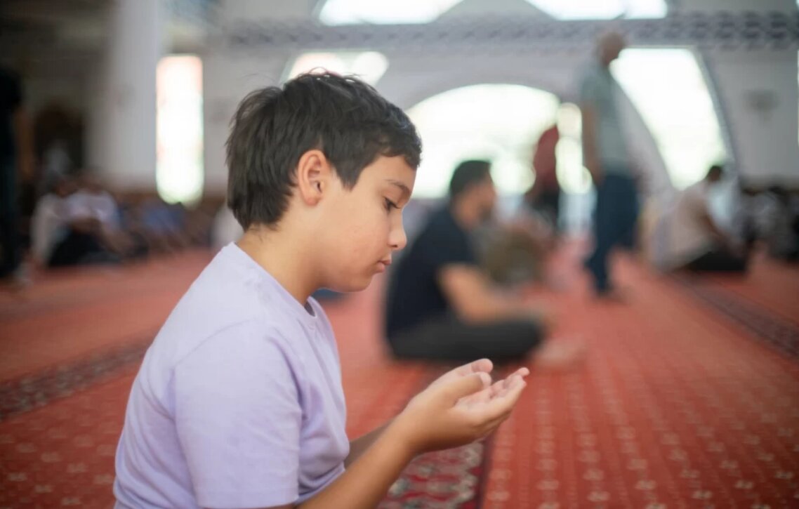 سواد خانواده | پسرم قبلاً نماز می‌خواند، حالا کنار گذاشته؛ چه کار کنم؟
