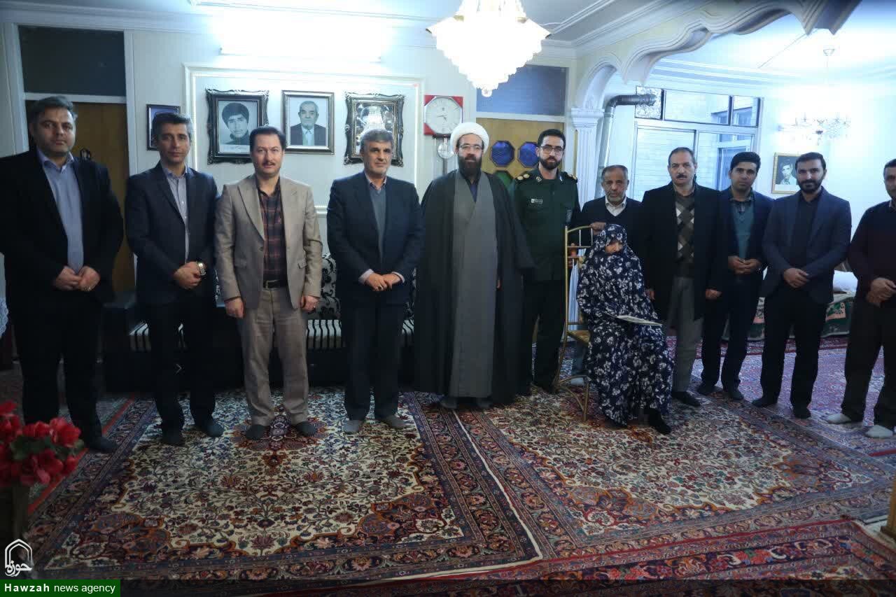 تجلیل امام جمعه لالجین از  مادر شهیدان کشوری‌دلاور+تصاویر