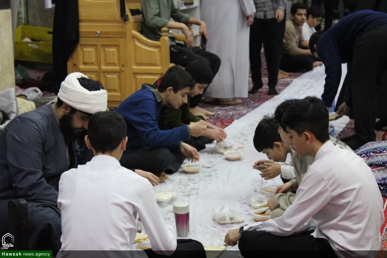 حضور طلاب مدرسه علمیه شیخ علیخان زنگنه در جمع اعتکاف دانش آموزی