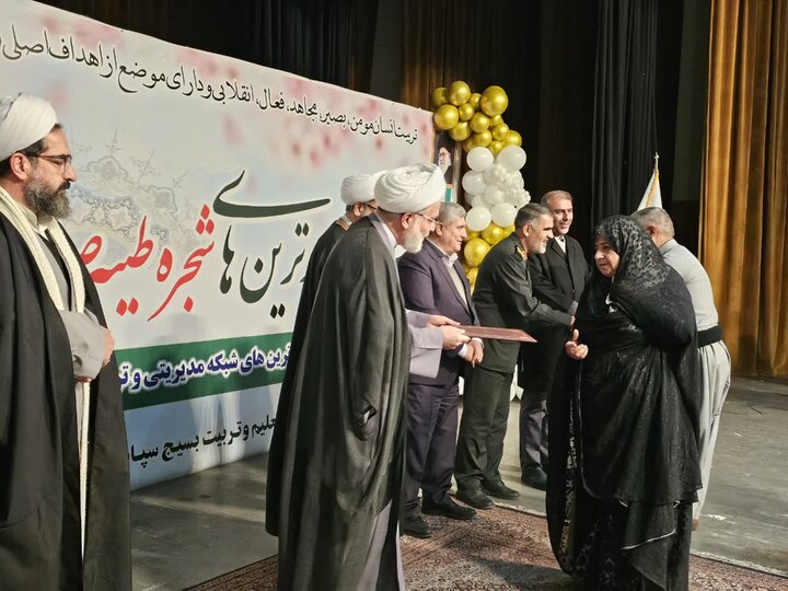 تصاویر/جشنواره «برترین‌های شجره طیبه صالحین کردستان»