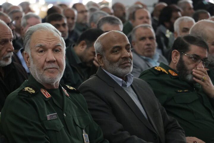 حضور رزمندگان و پیشکسوتان دفاع مقدس در مصلی امام علی(ع) کرمان در دومین روز ویژه‌برنامه‌های ششمین سالگرد شهادت سردار دل‌ها.