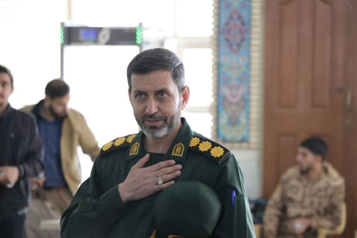 حضور رزمندگان و پیشکسوتان دفاع مقدس در مصلی امام علی(ع) کرمان در دومین روز ویژه‌برنامه‌های ششمین سالگرد شهادت سردار دل‌ها.