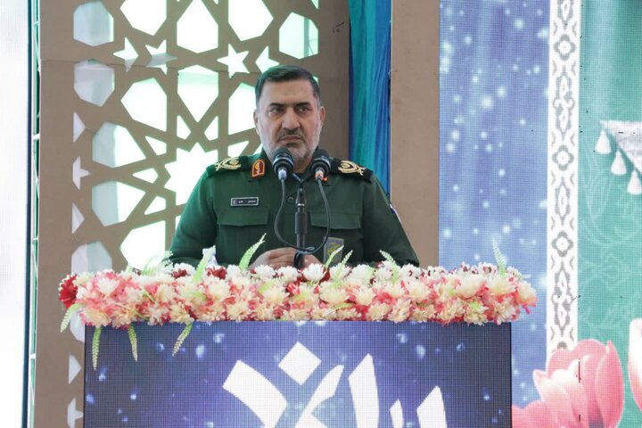 حضور رزمندگان و پیشکسوتان دفاع مقدس در مصلی امام علی(ع) کرمان در دومین روز ویژه‌برنامه‌های ششمین سالگرد شهادت سردار دل‌ها.