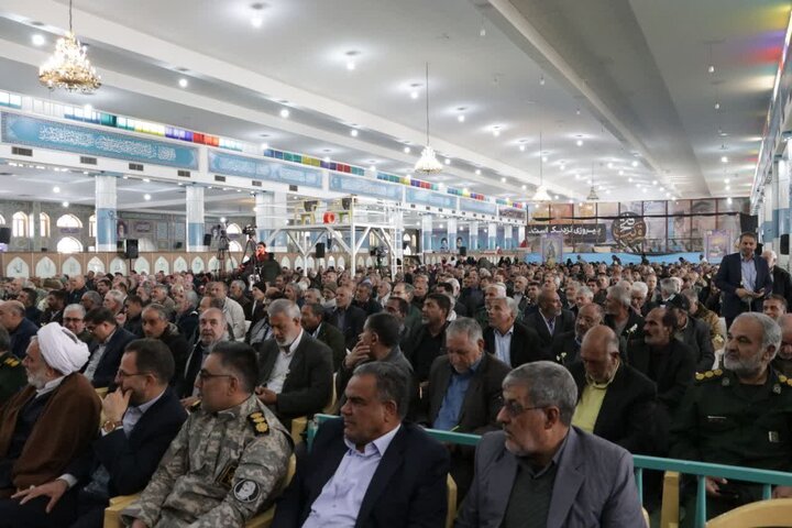 حضور رزمندگان و پیشکسوتان دفاع مقدس در مصلی امام علی(ع) کرمان در دومین روز ویژه‌برنامه‌های ششمین سالگرد شهادت سردار دل‌ها.