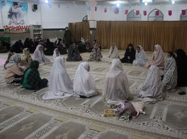 تصاویر/حضور سفیران زندگی با آیه‌ها در میان معتکفین مسجد امام حسین(ع) خواهران کامیاران