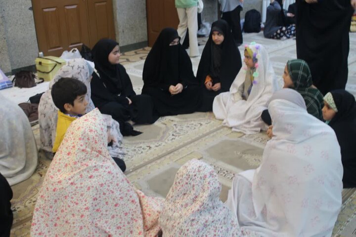 تصاویر/حضور سفیران زندگی با آیه‌ها در میان معتکفین مسجد امام حسین(ع) خواهران کامیاران