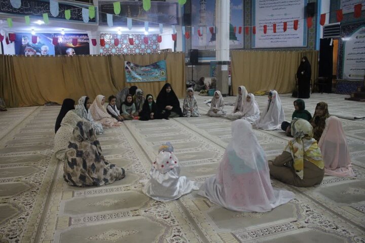 تصاویر/حضور سفیران زندگی با آیه‌ها در میان معتکفین مسجد امام حسین(ع) خواهران کامیاران