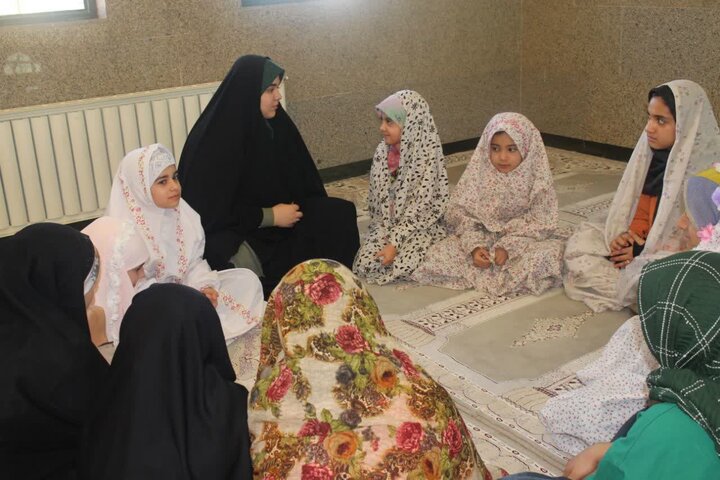 تصاویر/حضور سفیران زندگی با آیه‌ها در میان معتکفین مسجد امام حسین(ع) خواهران کامیاران