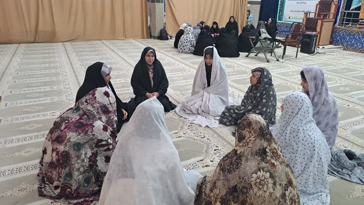 تصاویر/حضور سفیران زندگی با آیه‌ها در میان معتکفین مسجد امام حسین(ع) خواهران کامیاران